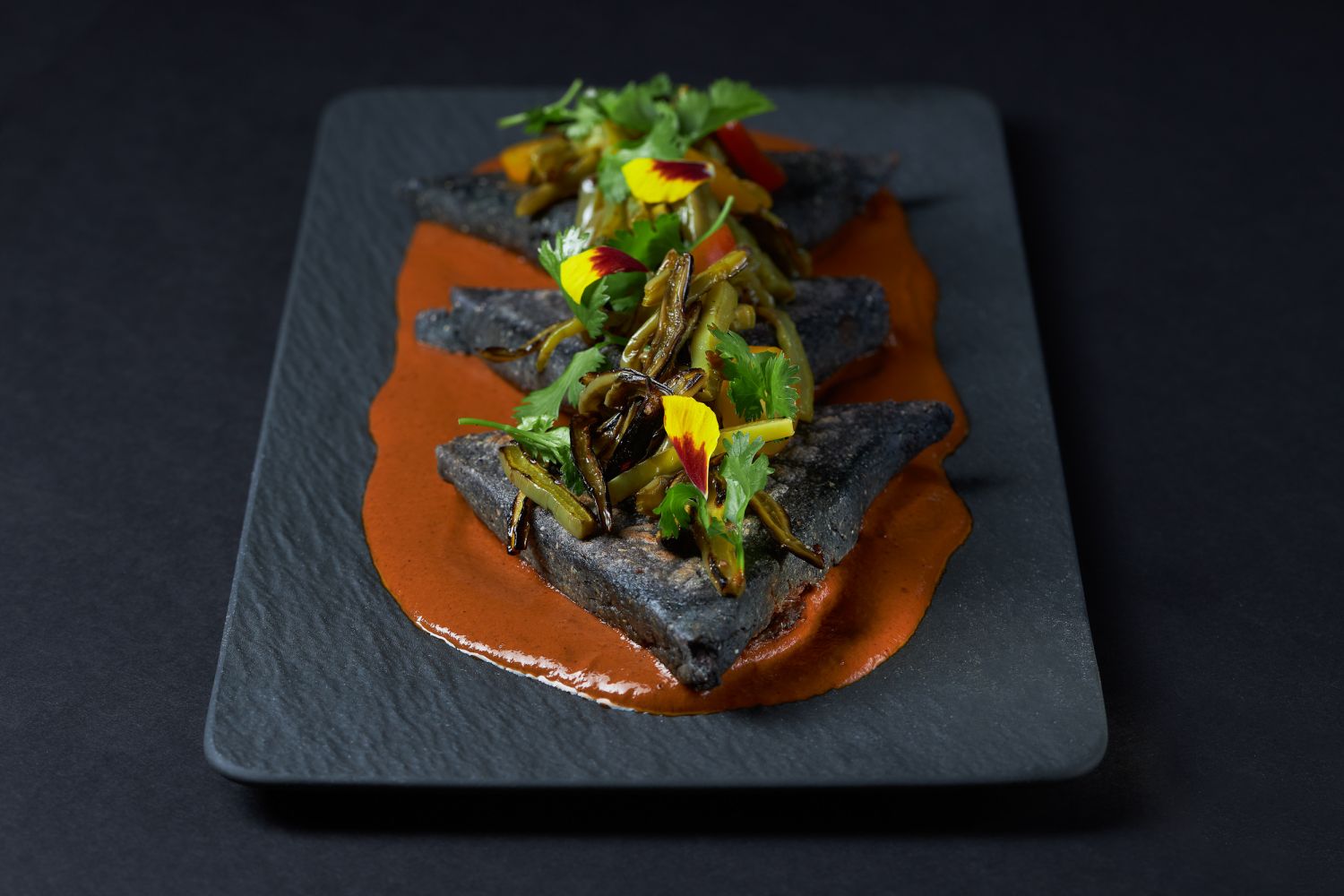 Tetelas De Cerdo Entomatado Con Frijoles Puercos Y Ensalada De Nopales