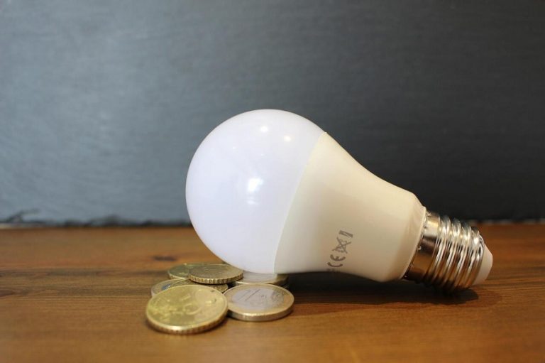 El Fondo para la Sostenibilidad del Sistema Eléctrico bajará la factura eléctrica a costa de subir el precio de los carburantes y el gas natural