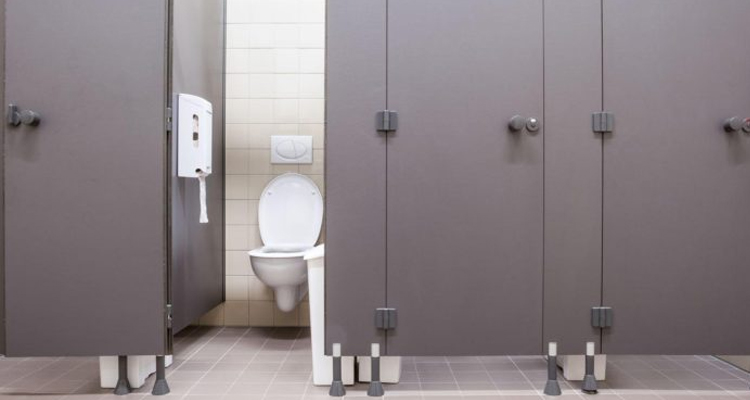 Razones por lo que las puertas de los baños públicos no cierran hasta abajo