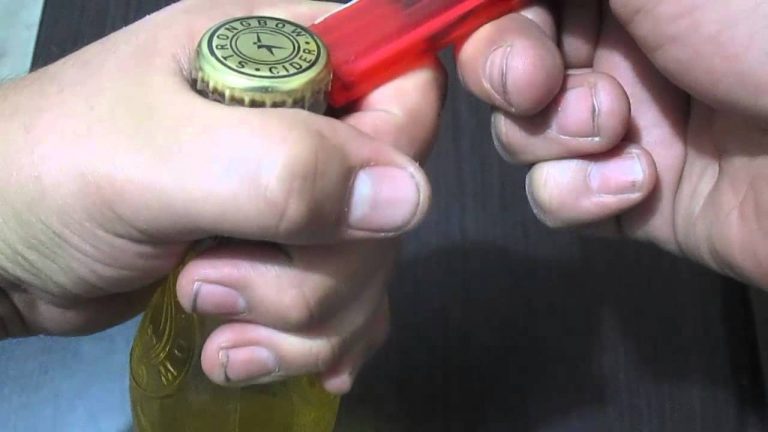 El truco para abrir un botellín con un mechero 