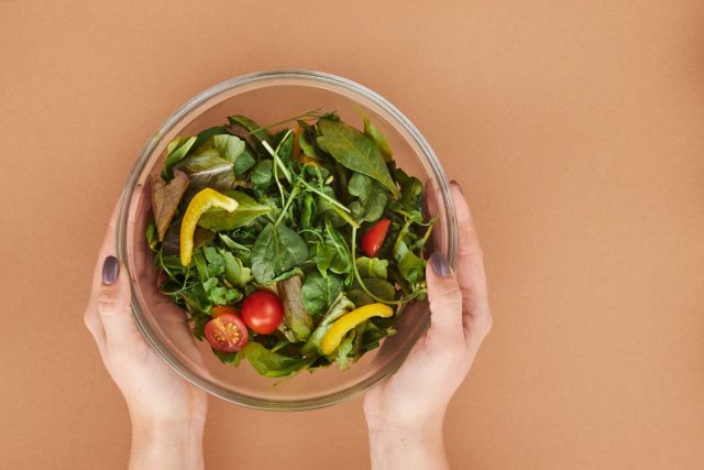 El fallo que casi todo el mundo comete al hacer una ensalada