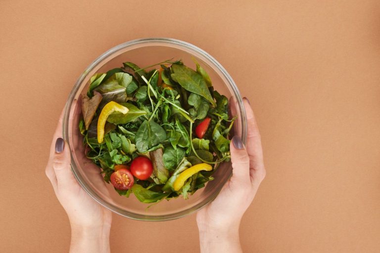 El fallo que casi todo el mundo comete al hacer una ensalada
