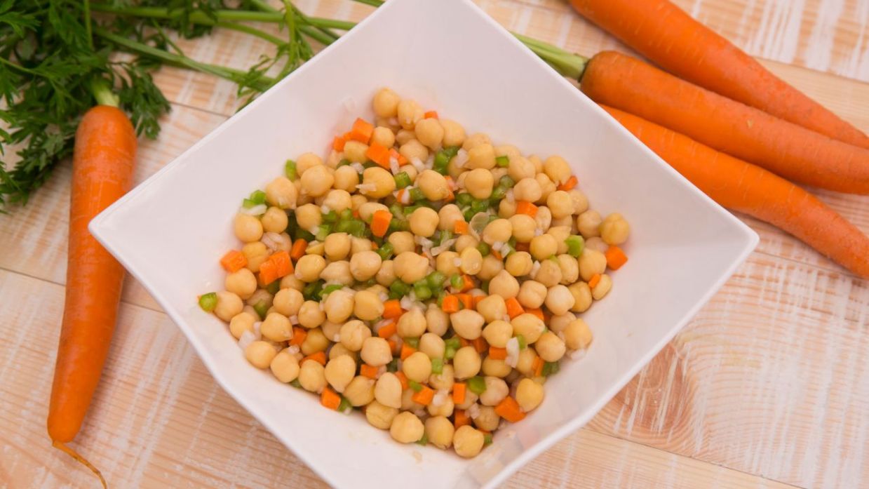 Ensaladas frescas que puedes hacer con un bote de garbanzos