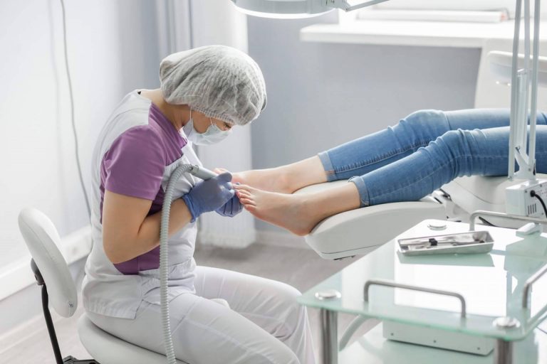 La importancia de acudir al podólogo con regularidad para prevenir futuras enfermedades, con el Centro Médico Bravo