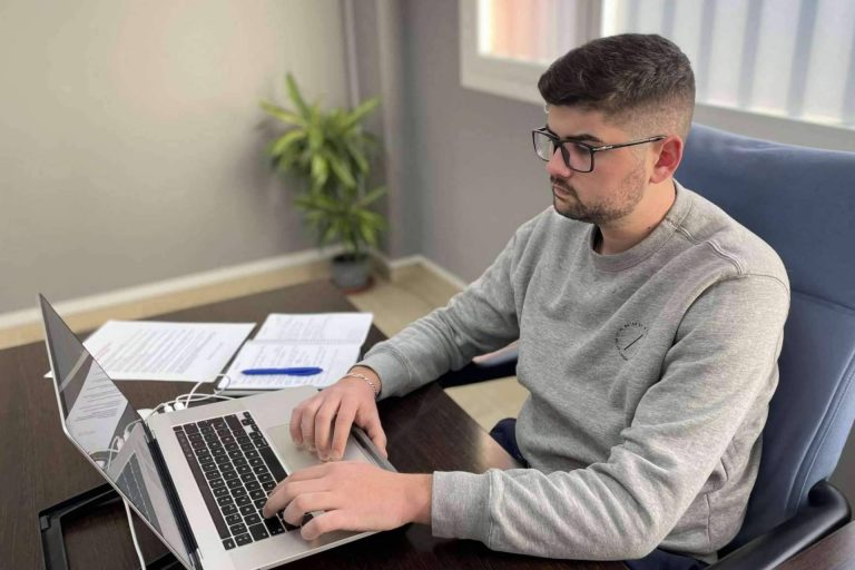 Iván Oller, especialista en marketing digital que ayuda a hacer crecer un negocio