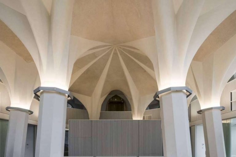 Las lámparas fabricadas a medida para grandes proyectos como la Sagrada Familia, por Insolit