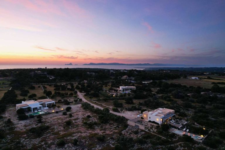 Disfrutar con amigos en algunas de las mejores casas vacacionales, disponibles en Can Corda Formentera