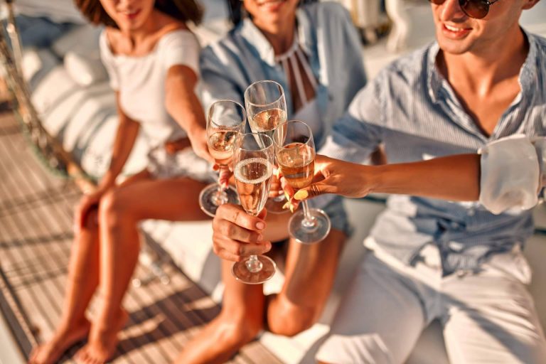 Vivir un cumpleaños diferente en altamar gracias a Exopia Ibiza Charter