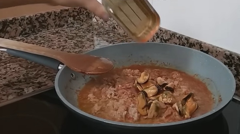 Cómo Hacer Una Paella Brutal Con Una Lata De Mejillones