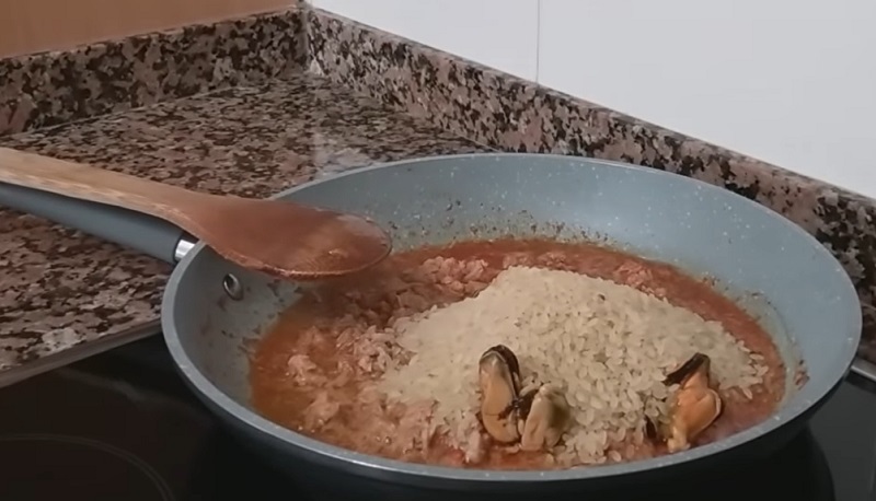 Cómo Hacer Una Paella Brutal Con Una Lata De Mejillones