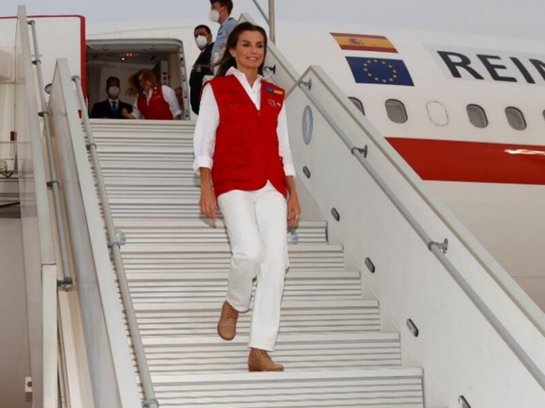 La Reina Letizia aterriza en Mauritania con su uniforme de cooperante