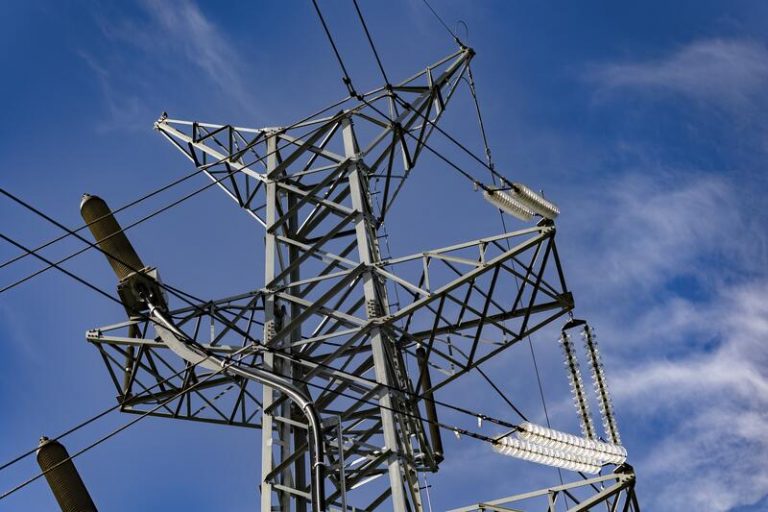 El precio de la luz baja este miércoles un 1,58%, hasta los 210,45 euros/MWh