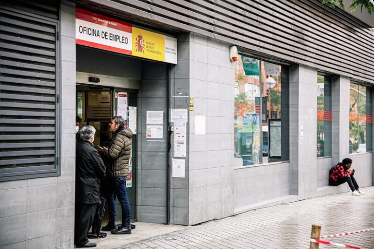 El paro baja de los 3 millones por primera vez desde 2008
