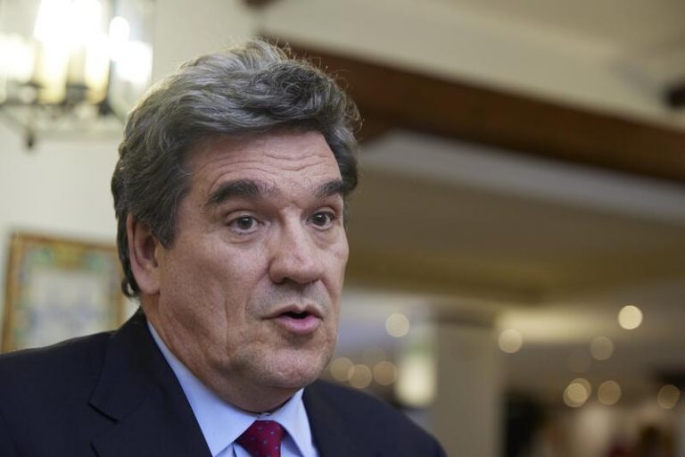 Escrivá pone en valor el alza de afiliados «en un contexto de incertidumbre e inflación persistente»