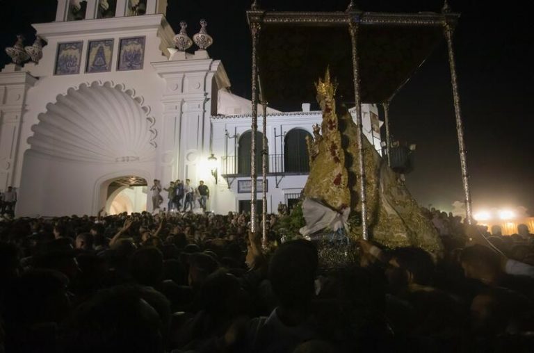 Suspendida la procesión de la Virgen del Rocío por una avería en el nuevo paso
