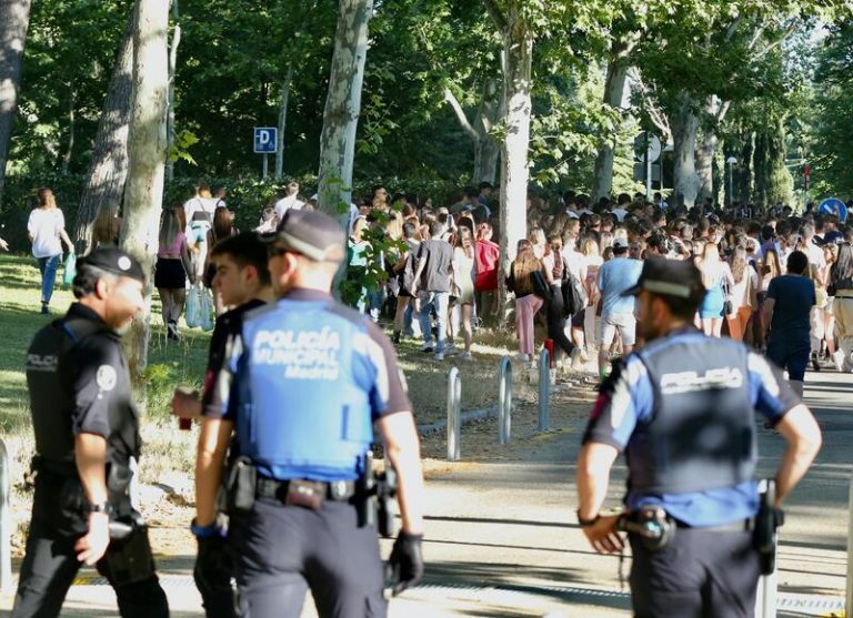 El botellón de fin de la EvAU en Madrid deja cuatro policías heridos y tres intoxicaciones etílicas