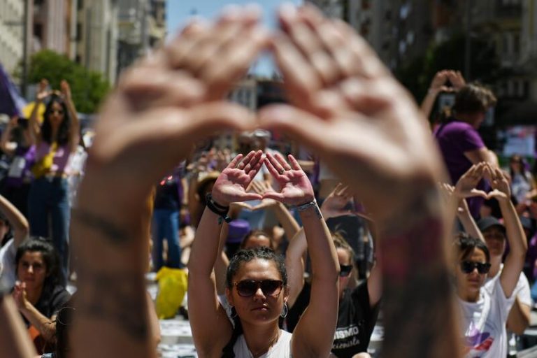 Las feministas abolicionistas responden a quienes defienden la prostitución libre