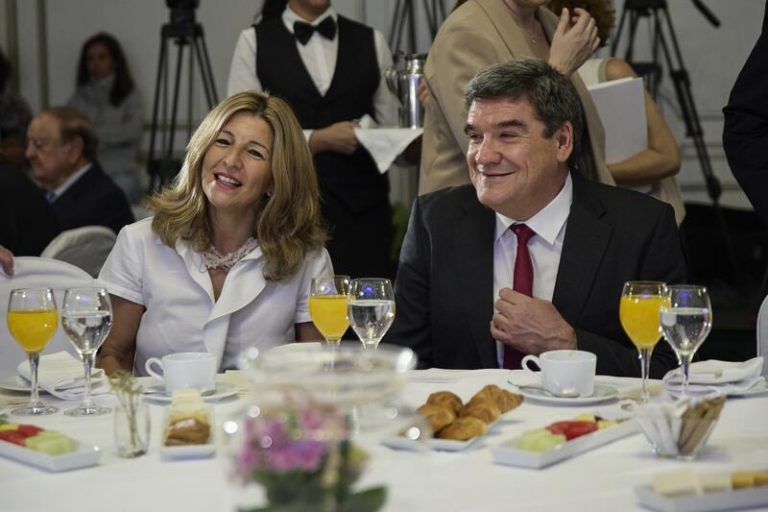 Díaz negocia con el PSOE bonificar el transporte público y un impuesto a las eléctricas