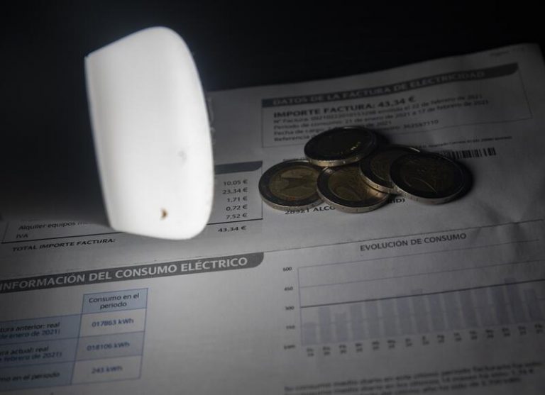 El precio de la luz cae este miércoles un 22,6% en el primer día del tope al gas