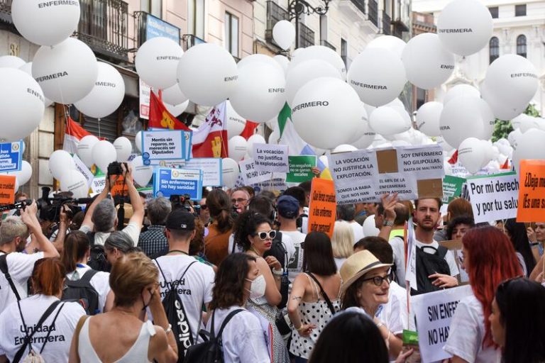 Miles de enfermeros piden en Madrid más recursos para los centros