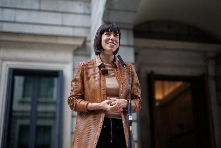 Morant responde a Feijóo que bajar los impuestos beneficia a «los que tienen los bolsillos llenos»