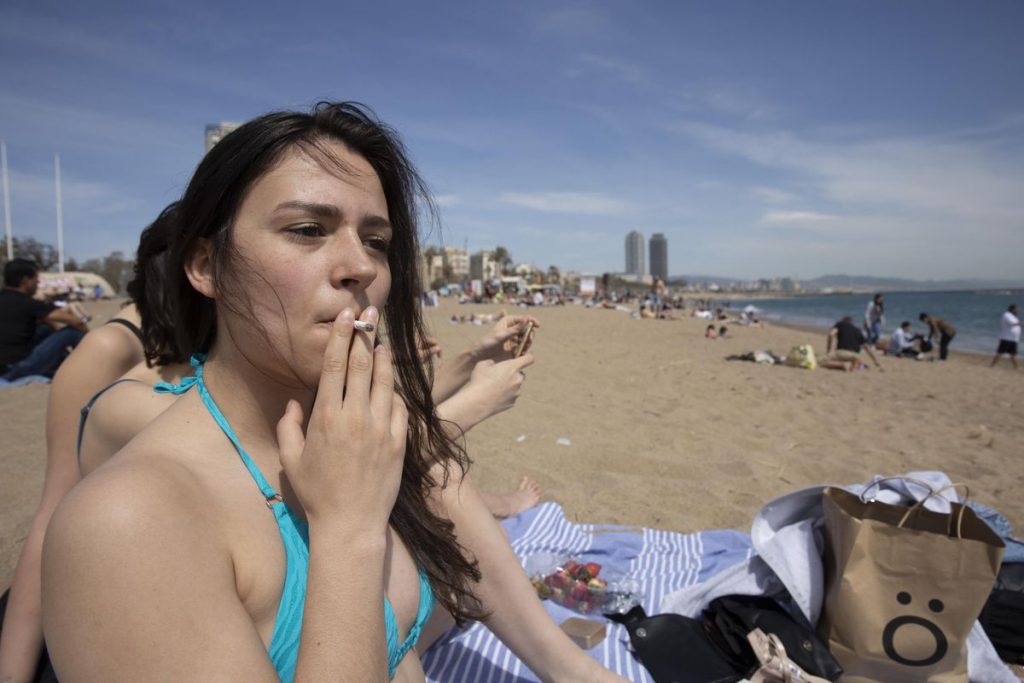 Estará prohibido fumar en la playa