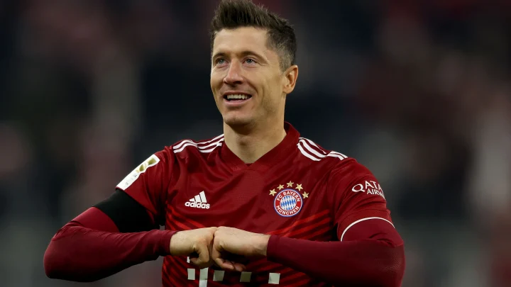 A Robert Lewandowski Le Han Prometido Llenarle Los Bolsillos De Euros 