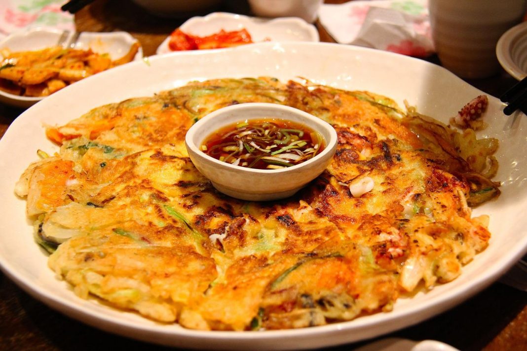 Las tortitas de fritas de patata no solo las puedes comer a la hora de un antojo, sino que también quedan perfectas para acompañar platos con carne de ave, ternera o cerdo acompañadas de una rica salsa. Preparar estas tortitas no tiene nada de complicado y el sabor divino está garantizado; al fin y al cabo, si llevan patatas, nada puede salir mal, puesto que es conocido el rico sabor y versatilidad de este tubérculo. No te pierdas ningún detalle y date el gusto de probarlas. Ingredientes que necesitas para preparar tortitas fritas de patata Para la preparación de las más ricas tortitas fritas de patata, necesitas pocos ingredientes; y de hecho, estos son los más tradicionales, los que son básicos en el menú familiar. Por lo tanto, hacerlas no solo te permitirá disfrutar de un rico plato, sino también, tendrás la oportunidad de preparar de manera diferente esos ingredientes que ya tienes en casa. Los ingredientes que vas a necesitar para prepararlas son: 4 patatas grandes, 2 huevos, 1 cebolla, 2 cucharadas de harina, sal, pimienta, perejil en polvo y aceite de oliva virgen extra. Comienza preparando las patatas Lo primero que debes hacer es preparar las patatas para poder utilizarlas en esta receta, en la que este tubérculo es el protagonista. Lava muy bien las patatas, retírales la piel y pásalas por un rallador. Puedes rallarlas del grosor deseado; aunque por supuesto, el más común es el de grosor medio; puesto que de esta manera, quedarán perfectas para armar las tortitas, pero a la vez se sentirán en cada mordida. Prepara la cebolla La presencia de la cebolla en las preparaciones con patatas, son definitivamente un plus que aporta un rico sabor y mejora considerablemente el resultado del plato, haciéndolo más rico y con un sabor más dulzón. En caso de que no te agrade la idea de añadir cebollas, puedes evitar este ingrediente; sin embargo, te invito a probarlas para que descubras por ti mismo el rico sabor que aportan. En caso de añadirla, pélala y pásala por el rallador para que quede tan pequeña como la patata. Así se prepara la base para estas tortitas fritas de patata Una vez que tengas las patatas y la cebolla perfectamente ralladas, pon ambas en un colador y con la ayuda de tus manos presiona para eliminar el exceso de humedad de ambos ingredientes. Eliminar el exceso de agua es necesario, pues de no hacerlo, será necesario añadir más harina, lo cual hará que no se disfrute bien el sabor de la patata en estas tortitas. Prepara la masa para las tortitas Cuando tengas listas las patatas y la cebolla, ponlas bien escurridas en un bol y añade la harina, huevo, perejil en polvo y sal y pimienta a tu gusto. Mezcla muy bien todos los ingredientes. No es necesario añadir demasiada harina, ya que el huevo y también el propio almidón de las patatas actuará para hacer que las tortitas permanezcan bien compactas al momento de llevarlas a freír. Es por esto que es necesario eliminar el agua excedente antes de mezclar todos los ingredientes. Alista la sartén A la hora de freír, lo más común es utilizar una cantidad generosa de aceite; sin embargo, en este caso, lo mejor será poner solo un poco de aceite. Pon una sartén al fuego medio y vierte un poco de aceite de oliva virgen extra; el cual, como sabes, es el más recomendado para la fritura de, no solo estas tortitas fritas de patata, sino también croquetas, pescados y más. Espera que tome temperatura antes de poner a freír las tortitas. Así se fríen las tortitas Cuando el aceite de oliva virgen extra esté caliente, comienza a darle forma a las tortitas y ponlas a freír. No las hagas demasiado grandes, pues de un tamaño mediano quedan más bonitas a la vista y son más fáciles de comer. Coloca unas dos o tres a freír y espera que tomen color antes de voltearlas. Termina de prepararlas y disfruta Una vez que observes que las tortitas fritas de patata lucen doraditas, dales la vuelta y termina de freírlas para que estén igual de doradas por ambas caras. Cuando las retires de la sartén, llévalas a un plato con papel absorbente para eliminar el exceso de grasa que puedan tener. Termina de hacer las siguientes y sírvelas calientes para que puedas disfrutar de toda su textura crujiente, apenas la tengas listas. Ingredientes que puedes utilizar para darles más sabor A estas ricas tortitas fritas de patata, la cebolla y el perejil le dan un sabor exquisito; ahora bien, puedes añadir otros ingredientes para aromatizarlas y lograr un plato realmente único que combine con lo que desees acompañarlas. Puedes añadir un poco de ajo en polvo o un poco de ajo natural finamente picado. También, si te gusta el picante, eres libre de añadir un toque de guindilla para que queden picositas. Con relación a las hierbas que puedes incorporar, el orégano, romero o cebollino, les darán mucho sabor. Cómo lograr tortitas fritas de patata perfectas Para lograr que las tortitas fritas de patata queden bien compactas, lo mejor es utilizar unas buenas patatas que tengan una cantidad de almidón adecuada. Si usas patatas nuevas, estas tendrán menor cantidad de este elemento que actúa como aglutinante y reduce la cantidad de harina a añadir. Al momento de freírlas, recuerda ponerlas en pequeñas cantidades para evitar las drásticas fluctuaciones de temperatura en el aceite. También, recuerda hacerlas de un tamaño más bien pequeño o mediano para que resulten perfectas para comer. Si disfrutas las recetas originales con patatas, conoce esta receta viral que te hará comerlas con frenesí. Y además, aprovecha también esta receta para prepararlas al ajillo y ten lista la guarnición perfecta para carnes en unos minutos.