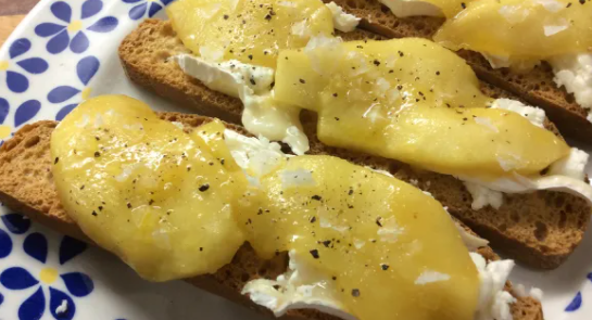 El montadito de queso y manzana que jamás pensarías que es adictivo