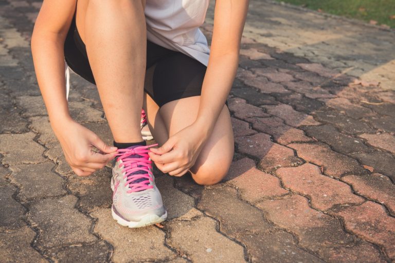 El motivo por el que no deberías usar zapatillas para correr cuando hagas ejercicio
