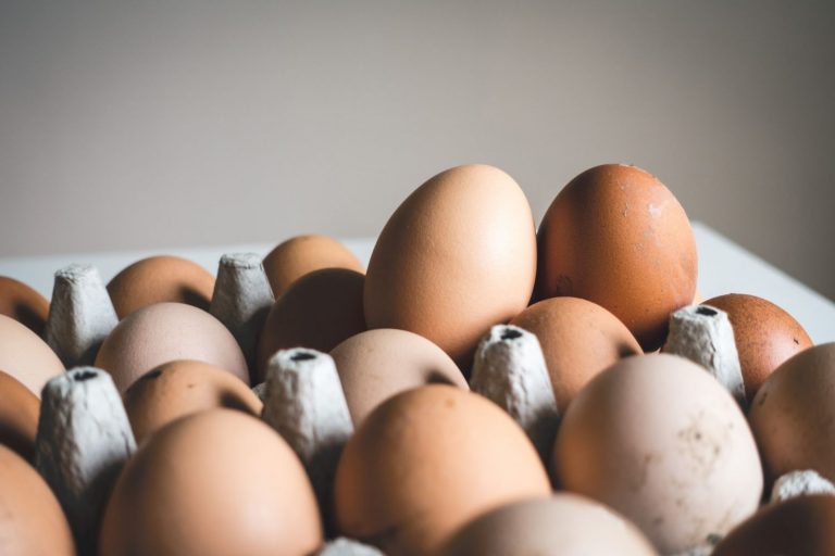 El motivo por el que no debes tirar a la basura los huevos caducados