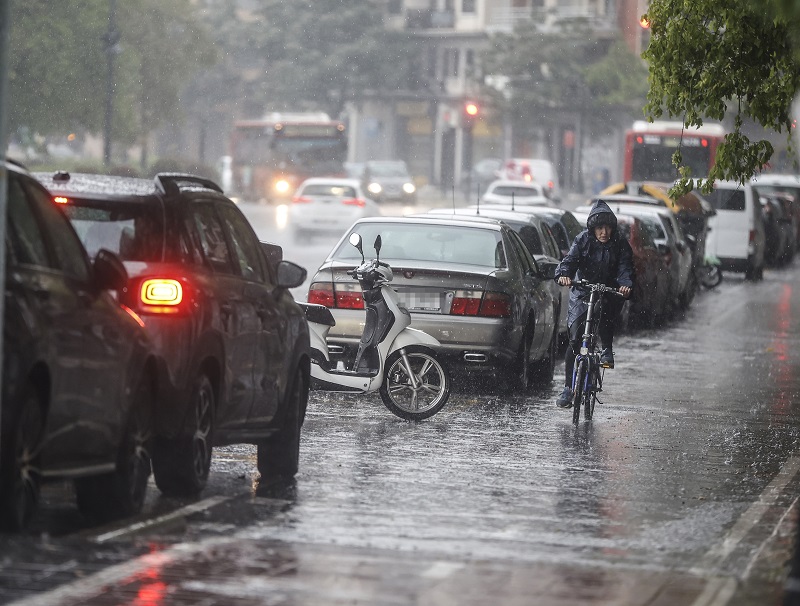 Europapress 4424621 Persona Circula Bicicleta Lluvia Mayo 2022 Valencia Comunidad Valenciana