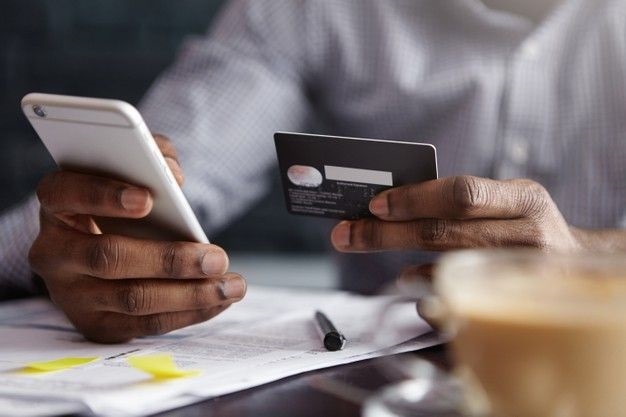 Los peligros de pagar con una tarjeta de crédito, según el Banco de España