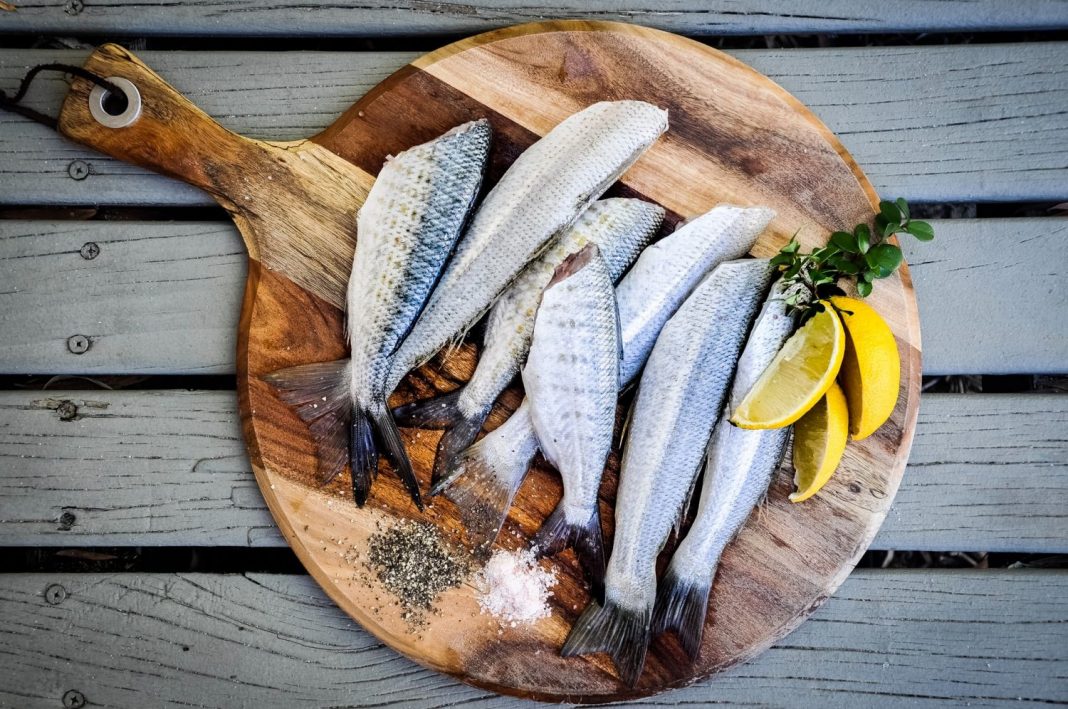 La receta que se hace con espinas de pescado para aprovecharlo todo