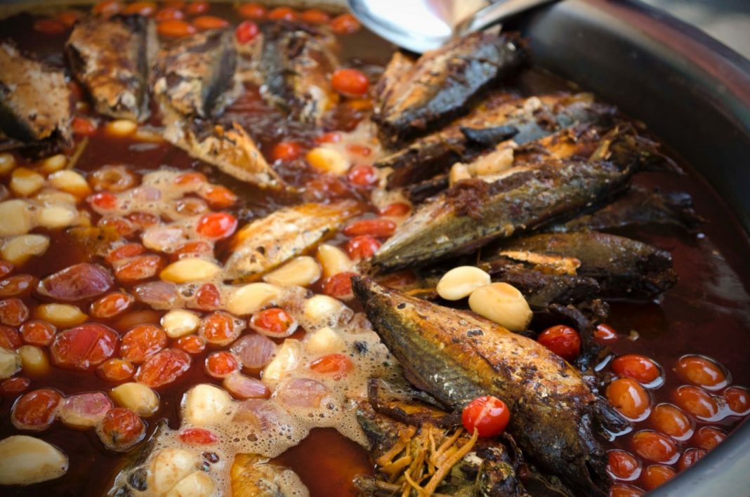 La receta que se hace con espinas de pescado para aprovecharlo todo