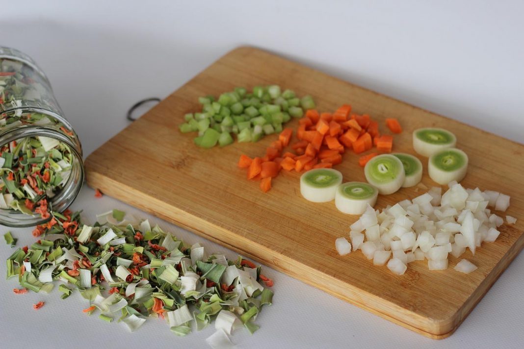 La receta que se hace con espinas de pescado para aprovecharlo todo