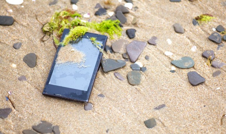 Los motivos por los que no deberías llevarte tu iPhone a la playa