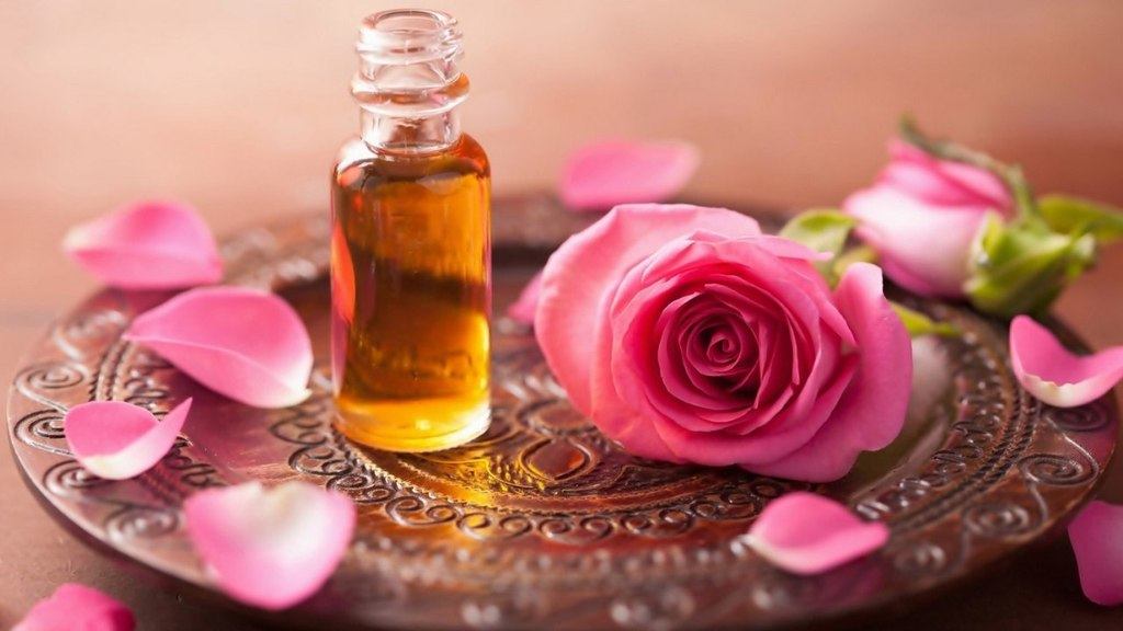 Aceite De Árbol De Té Y Agua De Rosas Para Combatir El Mal Olor En Las Axilas