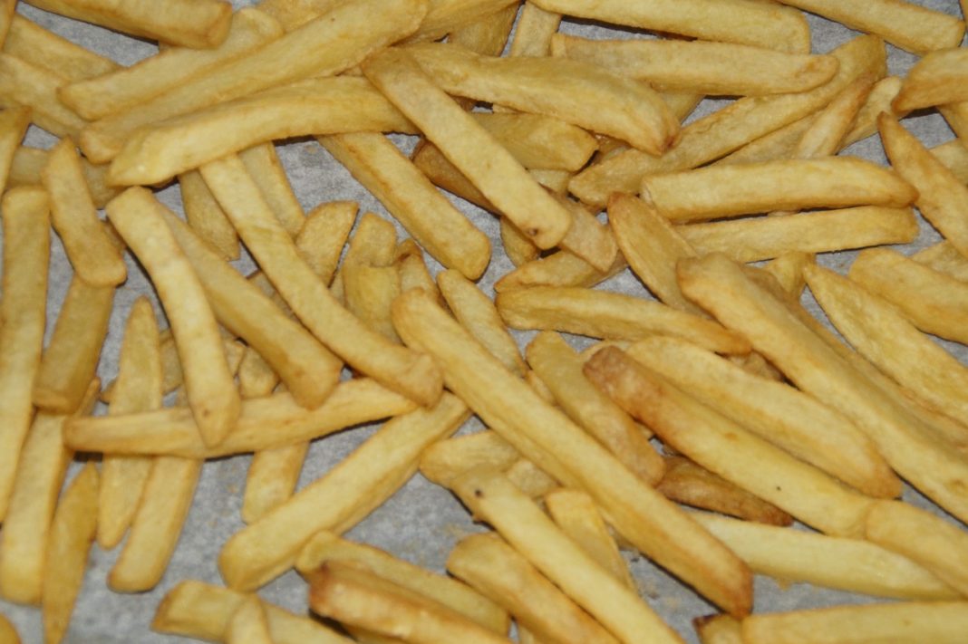 Patatas fritas al horno la manera 'sana' de hacerlas crujientes por fuera y tiernas por dentro