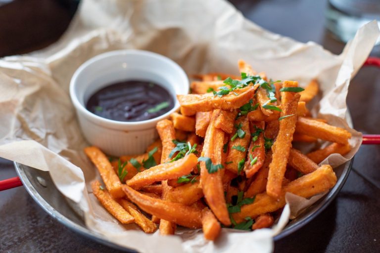 Patatas fritas al horno: la manera ‘sana’ de hacerlas crujientes por fuera y tiernas por dentro