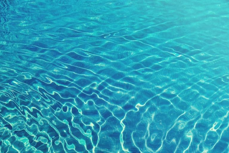 Disfruta del baño de tu piscina con una cubierta para piscina