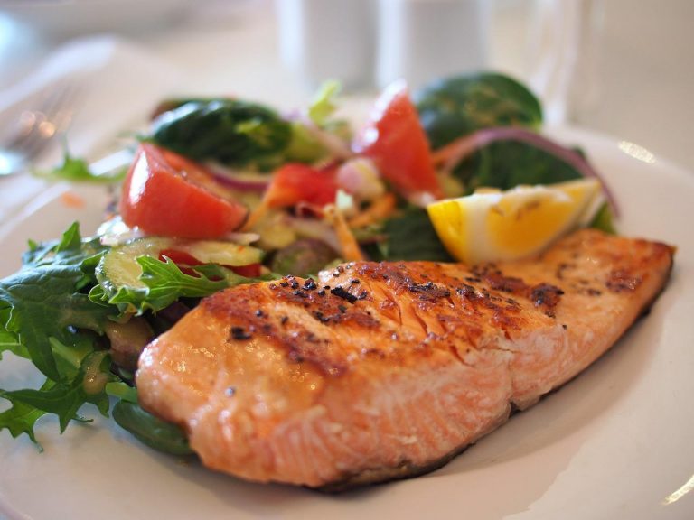 Salmón al vino tinto: el espectacular plato que gustará aunque no quieran pescado