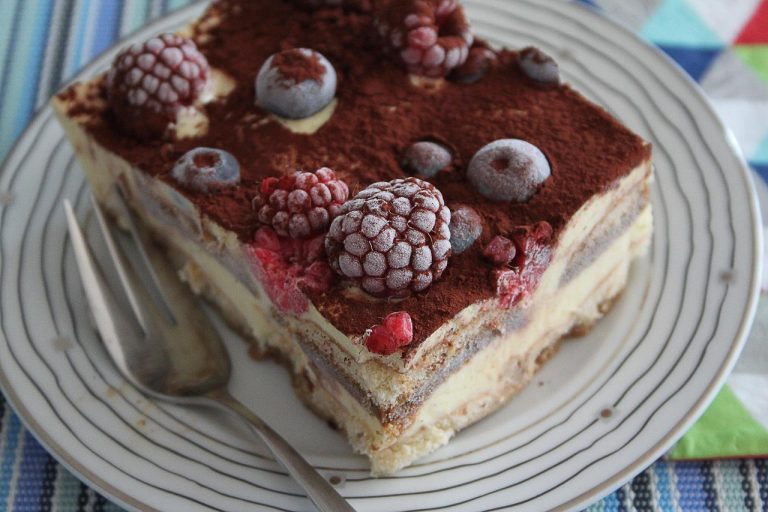 Tiramisú de frambuesa: la alternativa al clásico que disfrutarás mucho más