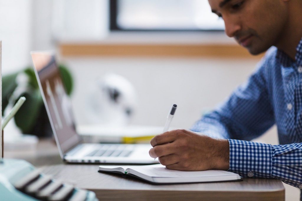 Baratos, Pequeños Y Silenciosos: 7 Ventiladores De Amazon Para Poner Hasta En Tu Mesa Del Trabajo