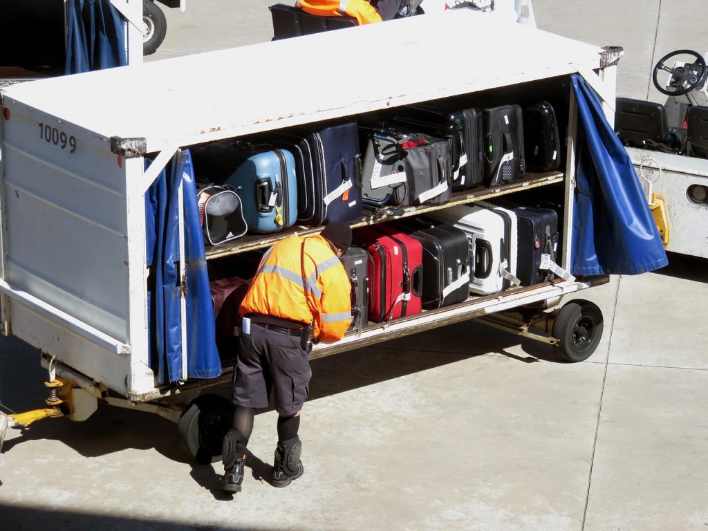 El truco para ser el primero en recoger la maleta facturada en el aeropuerto