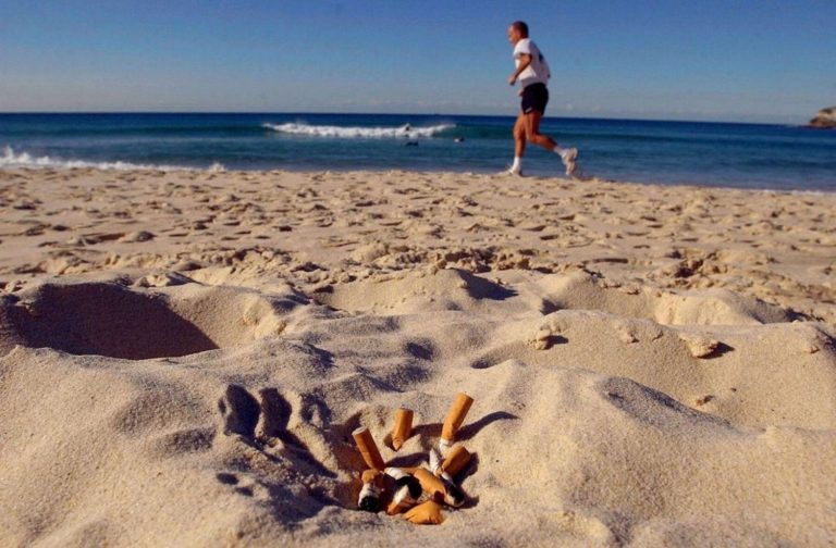 Esta es la multa que te puede caer por fumar en la playa
