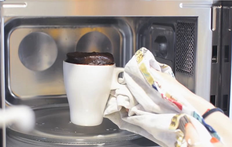 Cómo hacer un bizcocho de chocolate en el microondas en dos minutos