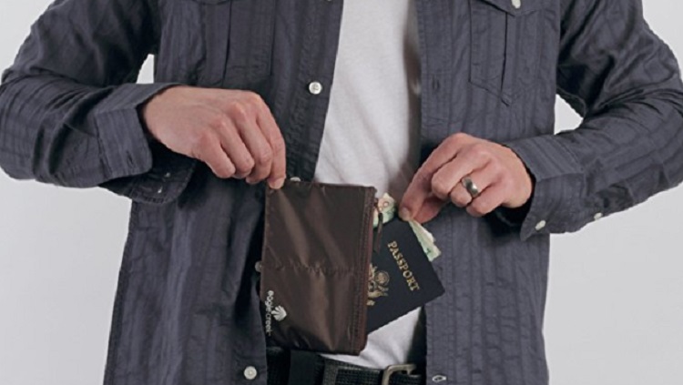 Lugares donde guardar tu dinero a la hora de viajar en avión