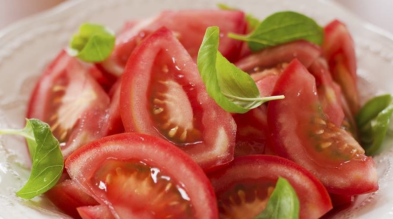 Cómo hacer una ensalada de tomate de estrella Michelin en cinco minutos