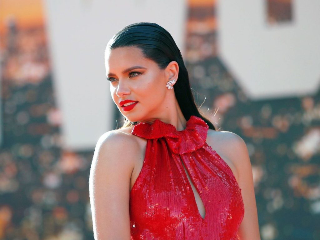Adriana Lima mantiene su belleza intacta